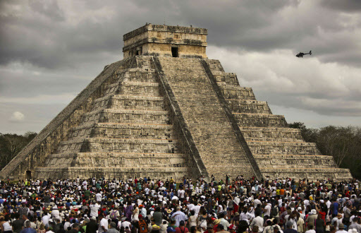 Thousands of tourists surround the Kukulcan Pyramid at the Chichen Itza archeological site during the celebration of the spring equinox in the Yucatan state, southeastern Mexico, on March 21. (AFP-Yonhap)