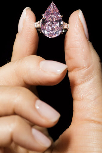A model displays the Fancy Vivid Pink pear-shaped diamond of 9.14 carats during a Christie’s press preview in Geneva, Switzerland, Nov. 10. (EPA-Yonhap)
