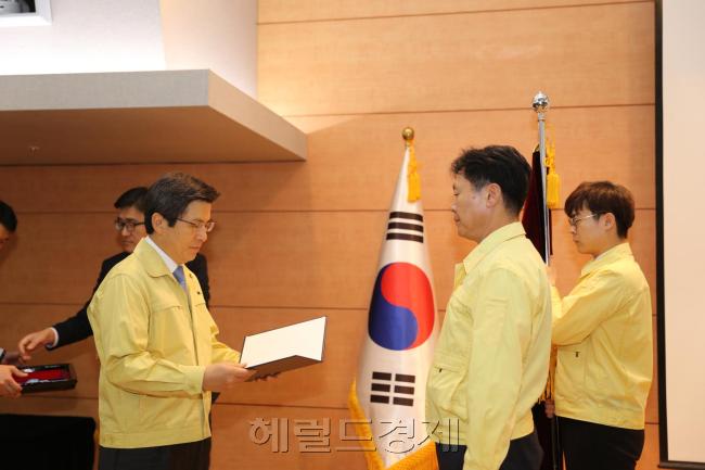 [사진설명=17일 오후 정부서울청사에서 열린 ‘2016년 을지연습 중앙 강평회의’에서 인천항만공사 양장석 경영본부장(사장 직무대행)이 황교안 국무총리로부터 을지연습 유공기관에 대한 국무총리 표창을 수상하고 있다. 인천항만공사 사진제공. gilbert@heraldcorp.com]