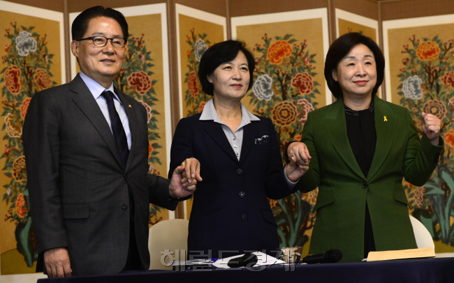 [사진설명=야3당 대표가 17일 오후 서울 여의도 국회 사랑재에서 회동을 가지고 있다. 사진 왼쪽부터 박지원 국민의당 비상대책위원장, 추미애 더불어민주당 대표, 심상정 정의당 대표. 박해묵 기자/mook@heraldcorp.com]