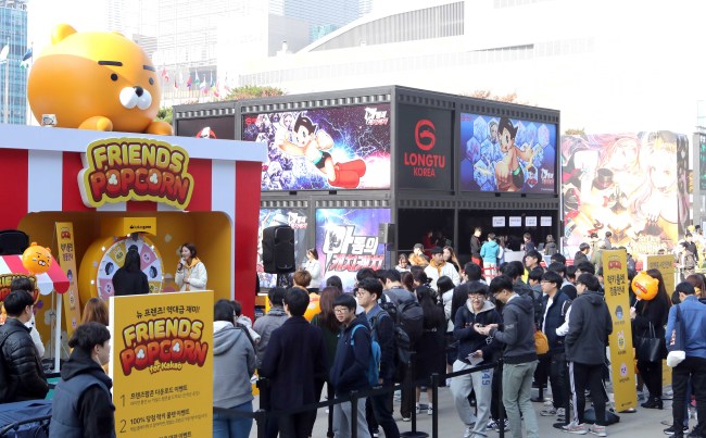 Booths showcasing "Kakao Friends Popcorn" (left) and Longtu Korea's "Atom Catch Catch" stand at the courtyard of the BEXCO exhibition center in Busan where global gaming convention G-Star 2016 is taking place. (Yonhap)