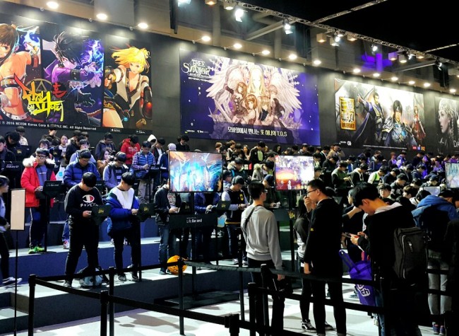 Players try out demos of Nexon's new mobile game releases at Nexon's booth at G-Star 2016 (Sohn Ji-young/The Korea Herald)