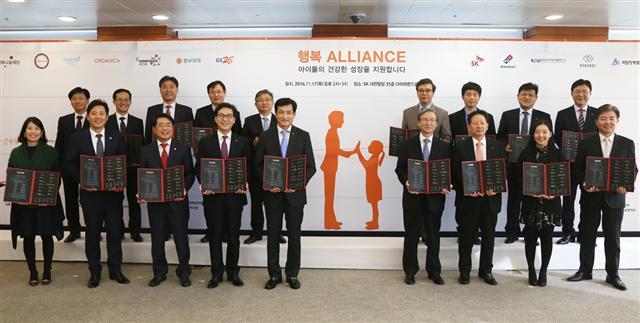 17일 서울 종로구 SK서린빌딩에서 열린 민간 사회공헌 연합체 ‘행복 얼라이언스(Alliance)’를 발족하는 협약식이 열렸다. 이문석 SK 사회공헌위원장(앞줄 왼쪽에서 다섯번째ㆍ이하 모두 앞줄), 조윤성 GS25 대표(왼쪽에서 네번째), 조방래 동부화재 부사장(왼쪽에서 세번째) ,김준석 올가니카 대표 (왼쪽에서 두번째)등 14개 기업, 학교 및 기관의 주요 관계자와 오광성 한국사회적기업진흥원 원장(오른쪽에서 네번째) 등이 기념촬영을 하고 있다. [사진제공=SK그룹]
