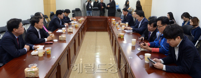 [사진=18일 오전 서울 여의도 국회 의원회관에서 새누리당 비상시국회의 실무자 회의가 열리고 있다. 안훈 기자 rosedale@heraldcorp.com]