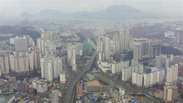 부산의 분양시장과 일반 주택시장은 올해 내내 상승세를 이어가고 있다. 건설사들은 12월까지 수천가구를 추가로 분양할 예정이다. “당분간은 이어질 것”이라는 긍정적인 전망이 나오는 가운데, 부산 주택시장의 과열도 잡아야 한다는 목소리도 제기된다.    [헤럴드경제DB]