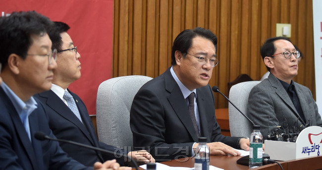 [사진=18일 오전 서울 여의도 국회에서 열린 새누리당 원내대책회의에서 정진석 원내대표가 모두발언을 하고 있다. 안훈 기자 / rosedale@heraldcorp.com]