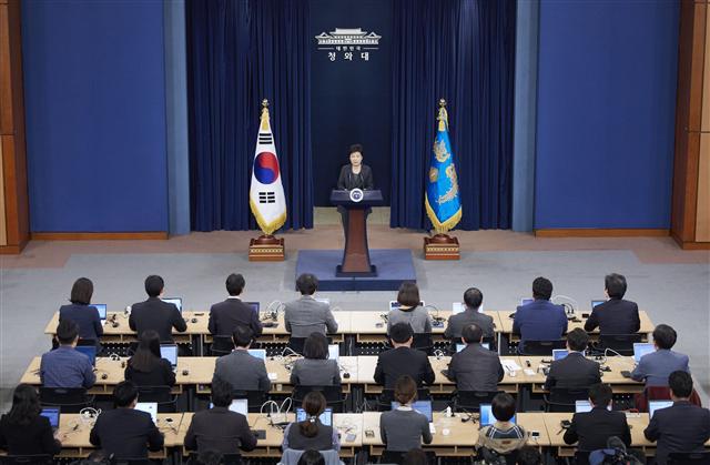 박근혜 대통령이 지난 4일 최순실 게이트와 관련해 두 번째 대국민 사과를 하고 있다.
[사진=청와대]