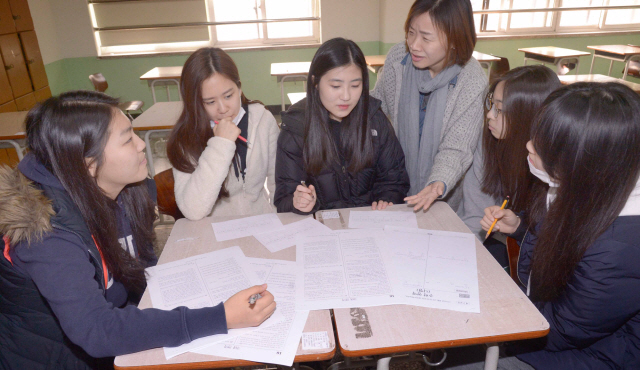 ‘몇점 나왔을까.’ 수능 시험이 끝난후 18일 압구정고등학교 고3 수험생들이 학교에 나와 삼삼오오 시험결과를 가채점하며 진학을 고민하고 있다. 정희조 기자/checho@heraldcorp.com