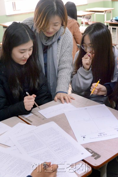 [사진설명=‘몇점 나왔을까.’ 수능 시험이 끝난후 18일 압구정고등학교 고3 수험생들이 학교에 나와 삼삼오오 시험결과를 가채점하며 진학을 고민하고 있다. 정희조 기자/checho@heraldcorp.com]