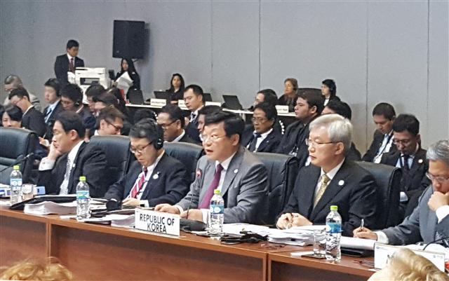 주형환(앞줄 가운데) 산업통상자원부 장관이 17일(현지시간) 페루 리마에서 열린 제28차 아시아태평양경제협력체(APEC) 각료회의에서 발언을 하고 있다.  ［사진제공=산업통상자원부］
