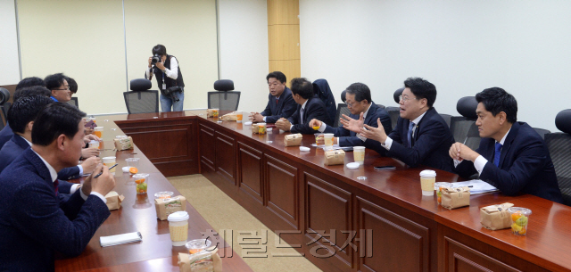 [사진=18일 오전 서울 여의도 국회 의원회관에서 새누리당 비상시국회의 실무자 회의가 열리고 있다. 안훈 기자 / rosedale@heraldcorp.com]