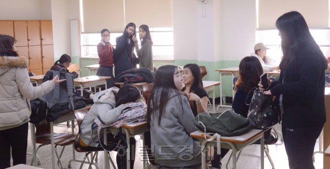 [사진=지난 17일 2017학년도 대학수학능력시험을 치른 서울 강남구 압구정고 3학년 학생들이 18일 오전 등교, 삼삼오오 모여 수능 가채점을 하며 자신의 진로에 대해 고민하고 있다. 입시업체들은 올해 수능의 경우 수학 나형의 1등급 컷(원점수 기준)이 무려 7점이나 떨어지는 등 영역 전반에 걸쳐 어렵게 출제된 것으로 분석했다. 정희조 기자 / checho@heraldcorp.com]