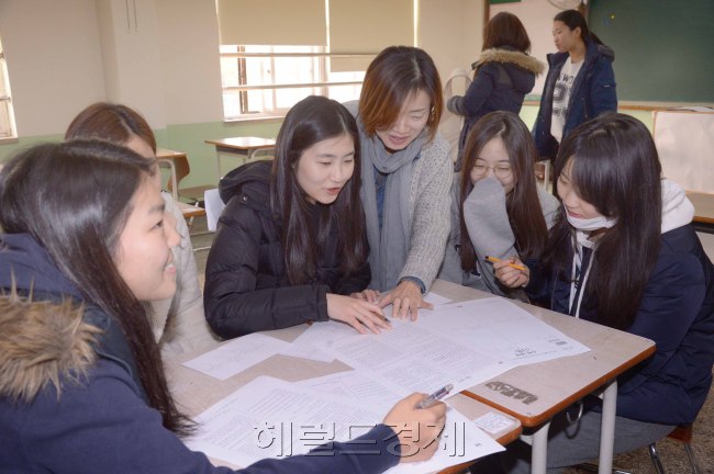 [사진=지난 17일 2017학년도 대학수학능력시험을 치른 서울 강남구 압구정고 3학년 학생들이 18일 오전 등교, 삼삼오오 모여 수능 가채점을 하며 자신의 진로에 대해 고민하고 있다. 입시업체들은 올해 수능의 경우 수학 나형의 1등급 컷(원점수 기준)이 무려 7점이나 떨어지는 등 영역 전반에 걸쳐 어렵게 출제된 것으로 분석했다. 정희조 기자 / checho@heraldcorp.com]