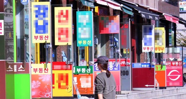 [사진설명=11ㆍ3 부동산 대책 이후 후속 조치가 시행되면서 관망심리가 더 강화됐다. 규제 지역에 포함된 강남권은 물론 과천 재건축 아파트는 직접적인 타격을 입었다. 미국의 금리 인상은 눈앞의 고민거리가 됐다. 국내 대출금리 상승흐름이 이어지면 매수 수요가 위축돼 주택시장이 더 얼어붙을 것이란 우려가 커진다. 사진은 잠실의 공인중개소 모습. 이상섭 기자/babtong@heraldcorp.com]