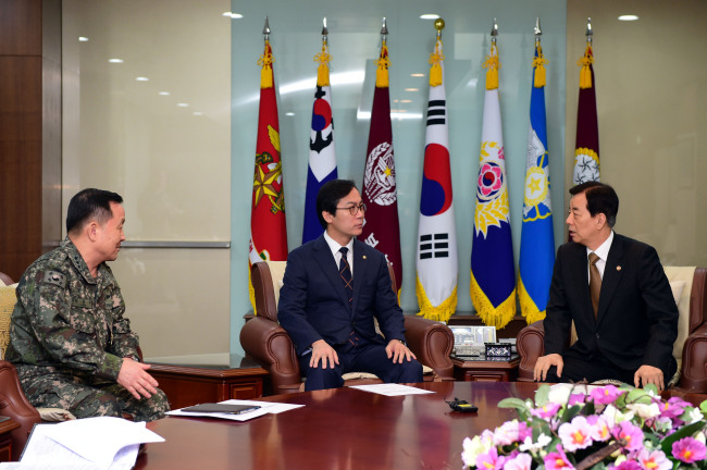 [김수한의 리썰웨펀] 軍, 사드 이어 한일군사정보협정도 ‘답정너’식 불통