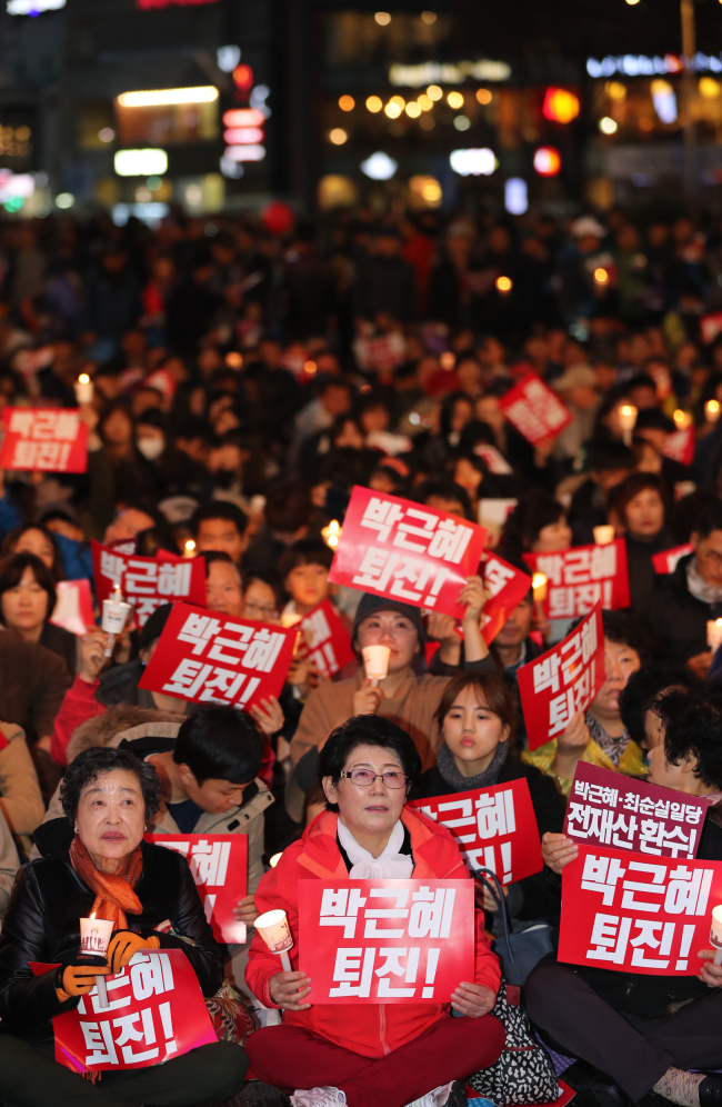 Some 30,000 participate in an anti-president rally at 5.18 Democratic Square in Gwangju on Saturday. (Yonhap)