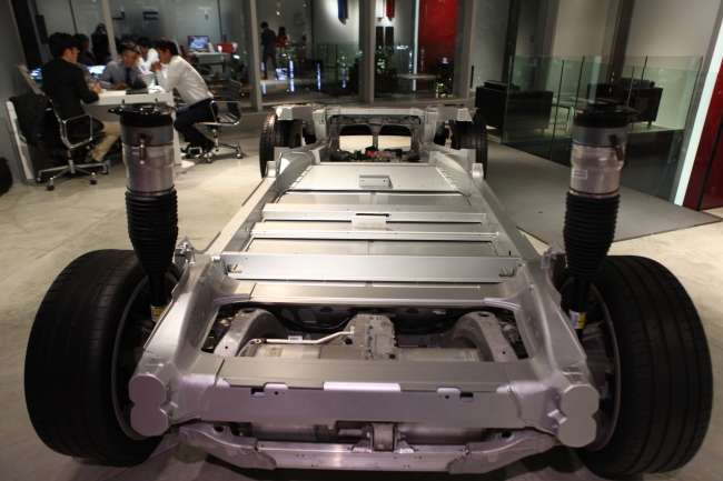 Tesla‘s skateboard chassis displayed at the Tokyo showroom Park Ga-young/The Korea Herald
