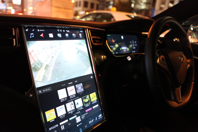Tesla Model S 90D‘s center console and steering wheel Park Ga-young/The Korea Herald