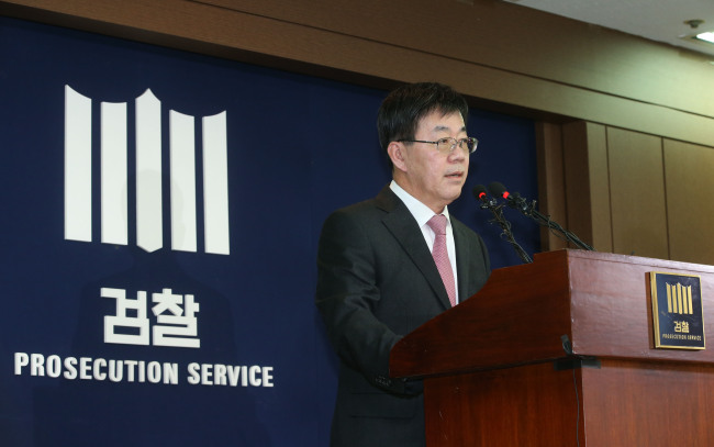 Young-ryeol, chief of the Seoul Central District Prosecutors’ Office, speaks during a press briefing on Sunday. (Yonhap)