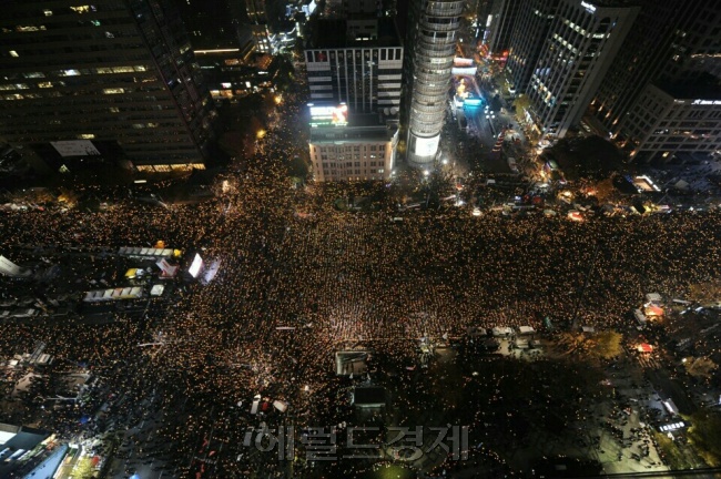 [사진=지난 19일 서울 광화문광장 및 전국 각지에서는 주최 측 추산 95만명의 시민들이 촛불집회에 참가해 ‘박근혜 퇴진’을 주장했다. 신동윤 기자/realbighead@heraldcorp.com]