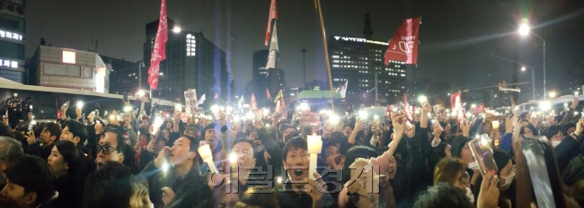 [사진=지난 19일 서울 광화문광장 및 전국 각지에서는 주최 측 추산 95만명의 시민들이 촛불집회에 참가해 ‘박근혜 퇴진’을 주장했다. 신동윤 기자/realbighead@heraldcorp.com]