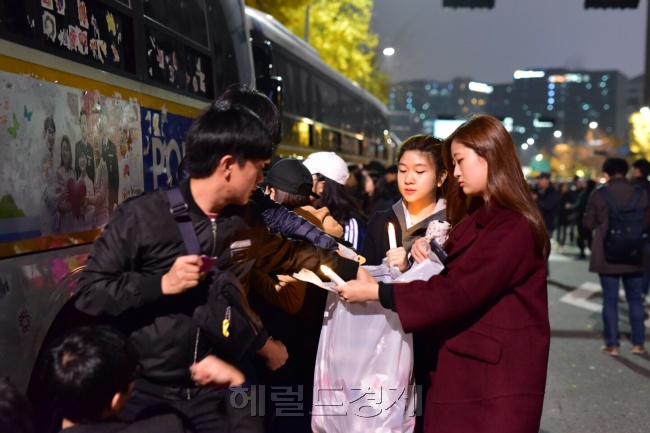 [사진=1~4차에 걸친 촛불집회는 기존 대규모 집회들과는 달리 ‘평화시위’의 성공적인 모습을 보여주고 있다. 지난 19일 서울 광화문광장에 모인 시민들이 촛불집회 후 경찰버스에 부착된 스티커를 자발적으로 제거하고 있다. 신동윤 기자/realbighead@heraldcorp.com]