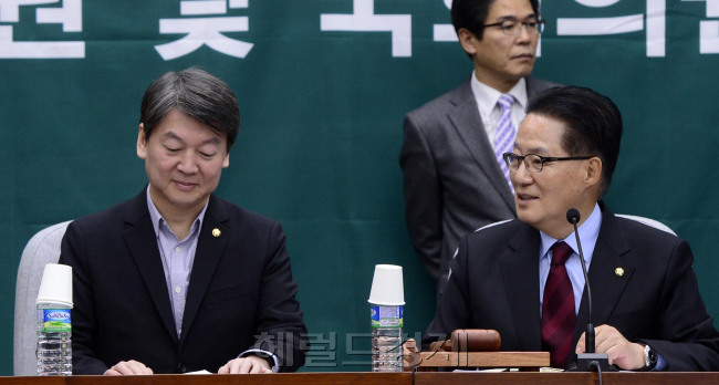 [사진설명=박지원 국민의당 비상대책위원장과 안철수 전 대표와 21일 오전 서울 여의도 국회에서 열린 비상대책위원-국회의원 연석회의에서 대화하고 있다. 박해묵 기자/mook@heraldcorp.com]
