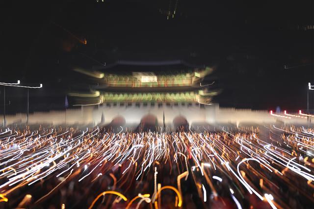 지난 19일 서울 광화문광장 및 전국 각지에서는 주최 측 추산 95만명의 시민들이 촛불집회에 참가해 ‘박근혜 퇴진’을 주장했다.  신동윤 기자/realbighead@heraldcorp.com