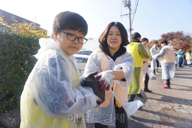 서울 성동구 행당동 무학중학교 학부모자원봉사단(대표 이자영)은 지난 주말 자녀들과 함께 사근동 지역의 어려운 이웃을 위한 연탄나눔봉사를 진행했다. 이 날 무학중학교 학부모와 학생 총 30여 명이 추운 겨울을 혼자 보내야 하는 어르신 두 가정에 700장의 연탄을 날라 따뜻함을 나눴다.［사진제공=성동구］