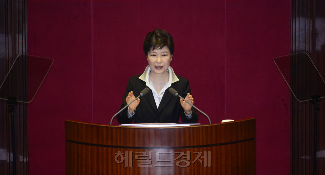 [사진=박근혜 대통령이 지난 10월 24일 오전 서울 여의도 국회에서 시정연설을 하고 있다. 박해묵 기자 mook@heraldcorp.com]