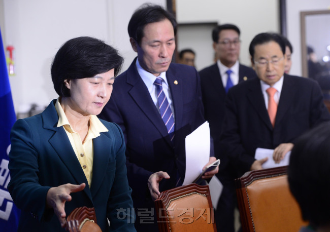 [사진=추미애 더불어민주당 대표가 21일 오전 서울 여의도 국회에서 열린 최고위원회의에 참석하고 있다. 박해묵 기자/mook@heraldcorp.com]