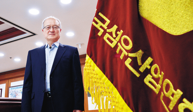 성기학 영원무역 회장이 최근 서울 대치동 섬유산업연합회에서 본지와 만나 국제 정세, 경제전망, 자사경영문제 등에 관한 자신의 견해를 들려줬다. 그는 우리 기업들이 트럼프체제와 보호무역 기조에 적극 대응하고 새로운 사업기회로 활용하는 지혜를 찾아야 한다고 강조했다. 이상섭 기자/babtong@heraldcorp.com
