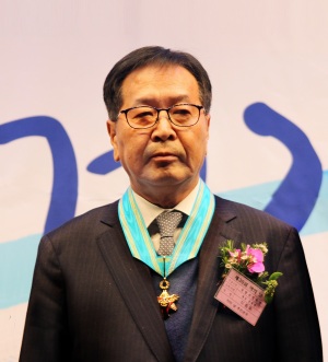 [사진=동탑산업훈장을 수상한 이종욱 대웅제약 부회장.]