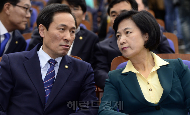 [사진설명=21일 오후 서울 여의도 국회에서 더불어민주당 의원총회가 열린 가운데 추미애 대표가 우상호 원내대표와 이야기를 나누고 있다. 박해묵 기자/mook@heraldcorp.com]