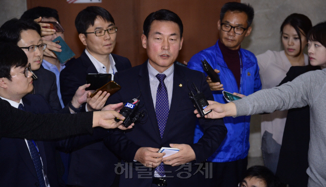 [사진=황영철 새누리당 의원이 21일 오후 서울 여의도 국회 정론관에서 박근혜 대통령에 대한 징계요구서 제출 관련 기자회견을 진행하고 있다. 박해묵 기자mook@heraldcorp.com]