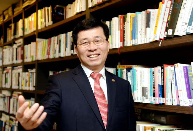 Chung Yang-ho, administor