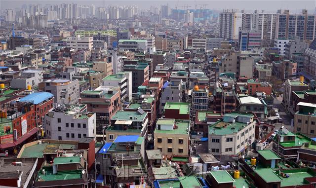 2000만원 이하 임대소득 과세에 대한 논란이 한창이다. 주택 공급과잉으로 임차인에 대한 전가 가능성이 낮다는 주장과 임대차시장을 위축시킬 수 있다는 견해가 맞선다. 사진은 영등포 대림동 빌라 밀집지역.
이상섭 기자/babtong@heraldcorp.com