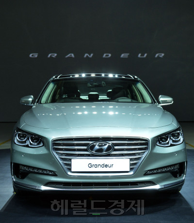 [사진설명=22일 경기도 김포항공산업단지에서 현대자동차가 신형그랜저 발표회를 열었다. 이번 출시되는 신형 그랜저는 지난 2011년 이후 5년만에 새롭게 선보이는 모델로 대형 캐스캐이딩 그릴, ‘L’자 형상의 헤드램프, 독창적인 캐릭터 라인, 기존 그랜저의 헤리티지를 물려받은 리어램프 등이 특징이다. 또한 가솔린3.0 모델과 디젤2.2모델에는 8단 자동변속기를 탑재해 연비와 주행성능을 향상시켰다. 윤병찬 기자/yoon4698@heraldcorp.com]