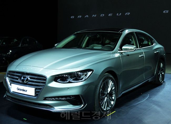[사진설명=22일 경기도 김포항공산업단지에서 현대자동차가 신형그랜저 발표회를 열었다. 이번 출시되는 신형 그랜저는 지난 2011년 이후 5년만에 새롭게 선보이는 모델로 대형 캐스캐이딩 그릴, ‘L’자 형상의 헤드램프, 독창적인 캐릭터 라인, 기존 그랜저의 헤리티지를 물려받은 리어램프 등이 특징이다. 또한 가솔린3.0 모델과 디젤2.2모델에는 8단 자동변속기를 탑재해 연비와 주행성능을 향상시켰다. 윤병찬 기자/yoon4698@heraldcorp.com]
