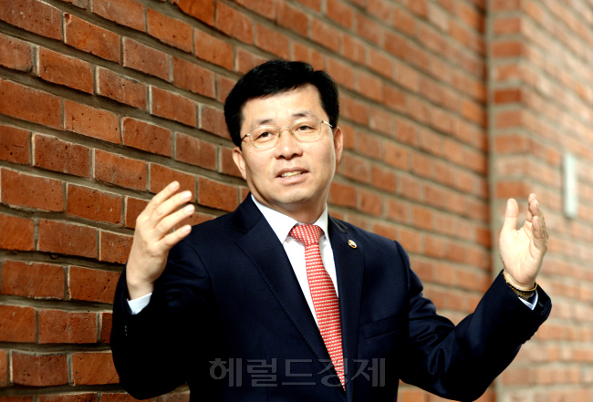 산자부출신으로는 처음 조달청을 이끌고 있는 정양호 조달청장은 벤처ㆍ창업기업의 신기술ㆍ혁신제품을 공공시장에 공급하는데 지렛대 역할을 해줄 수 있으며, 다고 으로써 경제 활력을 돕고, 청년실업 문제 해결의 지렛대 역할을 할 수 있다고 점을 강조했다. [사진=박현구 기자/phko@heraldcorp.com]