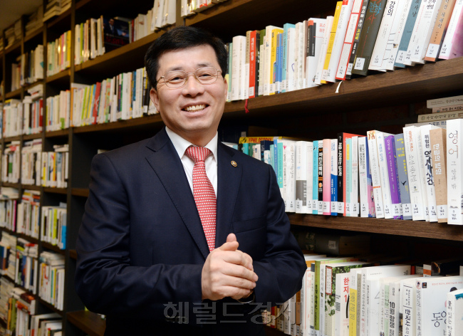 산자부출신으로는 처음 조달청을 이끌고 있는 정양호 조달청장은 벤처ㆍ창업기업의 신기술ㆍ혁신제품을 공공시장에 공급하는데 지렛대 역할을 해줄 수 있으며, 다고 으로써 경제 활력을 돕고, 청년실업 문제 해결의 지렛대 역할을 할 수 있다고 점을 강조했다. [사진=박현구 기자/phko@heraldcorp.com]