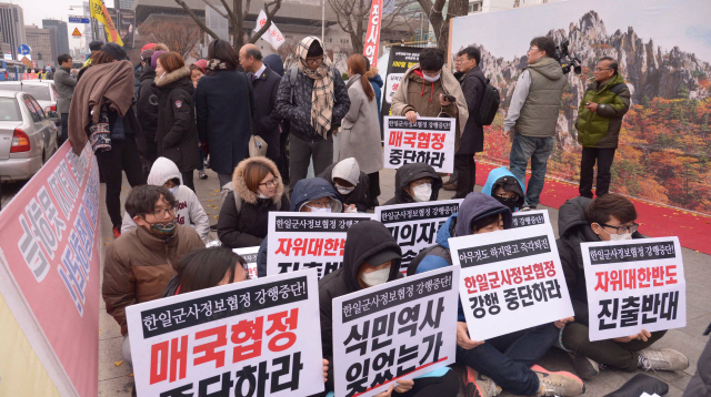 대학생겨레하나와 평화나비네트워크,희망나비 등 한일 일본군 '위안부' 합의무효를 위한 대학생대책위원회 소속 단체 회원들이  정부서울청사 앞에서 24시간 긴급농성을 하는중 22일 오전 집회를 열어 가서명상태인 '한일 군사정보보호협정'의 국무회의통과를 반대하는 기자회견과 성명을 발표하고  항의표시로 계란을 던지는 퍼포먼스를 하였다. <br />정희조 기자/checho@heraldcorp.com  161122