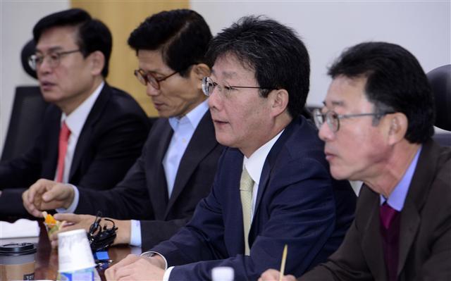 정우택 새누리당 의원, 김문수 전 경기도지사, 유승민 새누리당 의원(왼쪽부터)이 22일 오전 서울 여의도 국회의원회관에서 열린 재선의원모임에 참석해 있다. 이들은 이날 남경필 경기도지사와 김용태 새누리당 의원이 탈당한 것과 관련 “가슴이 아프다”며 안타까운 반응을 보였다.  박해묵 기자/mook@