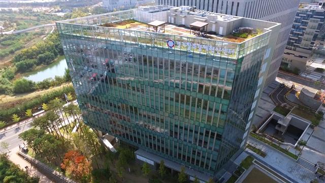 경기도 판교에 위치한 경기창조경제혁신센터 로비(왼쪽)와 경기창조경제혁신센터 전경