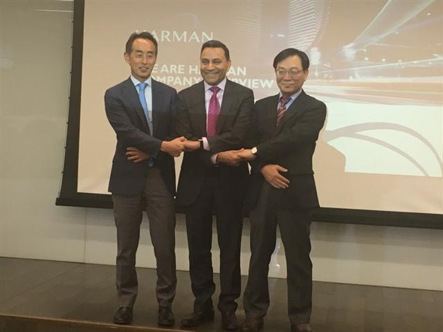 디네쉬 팔리월 하만(Harman) 최고경영자(가운데)가 21일 서울 서초구 삼성전자 사옥에서 열린 미디어 간담회에서 삼성전자 전략혁신센터  손영권 사장(왼쪽), 전장사업팀 박종환 부사장과 손을 맞잡고 취재진을 위한 포즈를 취하고 있다.