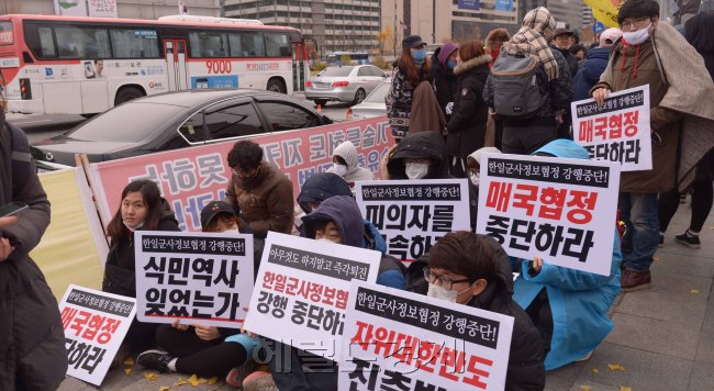 [사진=대학생겨레하나와 평화나비네트워크,희망나비 등 한일 일본군 '위안부' 합의무효를 위한 대학생대책위원회 소속 단체 회원들이  정부서울청사 앞에서 24시간 긴급농성을 하는중 22일 오전 집회를 열어 가서명상태인 '한일 군사정보보호협정'의 국무회의통과를 반대하는 기자회견과 성명을 발표하고  항의표시로 계란을 던지는 퍼포먼스를 하였다. 정희조 기자/checho@heraldcorp.com]