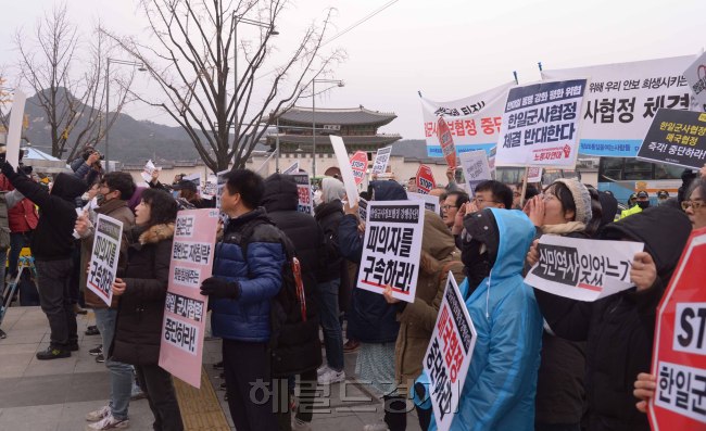 [사진=대학생겨레하나와 평화나비네트워크,희망나비 등 한일 일본군 '위안부' 합의무효를 위한 대학생대책위원회 소속 단체 회원들이  정부서울청사 앞에서 24시간 긴급농성을 하는중 22일 오전 집회를 열어 가서명상태인 '한일 군사정보보호협정'의 국무회의통과를 반대하는 기자회견과 성명을 발표하고  항의표시로 계란을 던지는 퍼포먼스를 하였다. 정희조 기자/checho@heraldcorp.com]