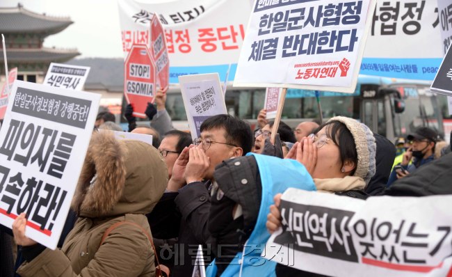 [사진=대학생겨레하나와 평화나비네트워크,희망나비 등 한일 일본군 '위안부' 합의무효를 위한 대학생대책위원회 소속 단체 회원들이  정부서울청사 앞에서 24시간 긴급농성을 하는중 22일 오전 집회를 열어 가서명상태인 '한일 군사정보보호협정'의 국무회의통과를 반대하는 기자회견과 성명을 발표하고  항의표시로 계란을 던지는 퍼포먼스를 하였다. 정희조 기자/checho@heraldcorp.com]