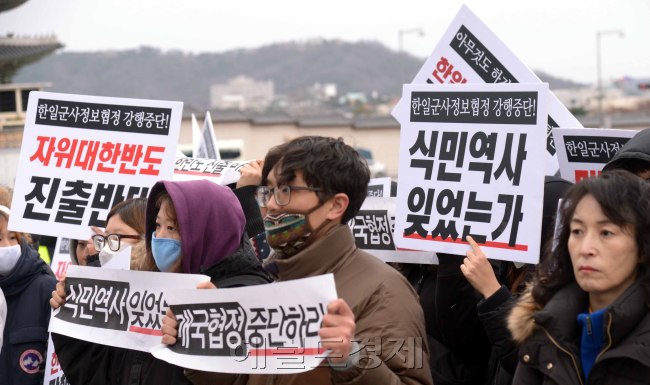 [사진=대학생겨레하나와 평화나비네트워크,희망나비 등 한일 일본군 '위안부' 합의무효를 위한 대학생대책위원회 소속 단체 회원들이  정부서울청사 앞에서 24시간 긴급농성을 하는중 22일 오전 집회를 열어 가서명상태인 '한일 군사정보보호협정'의 국무회의통과를 반대하는 기자회견과 성명을 발표하고  항의표시로 계란을 던지는 퍼포먼스를 하였다. 정희조 기자/checho@heraldcorp.com]