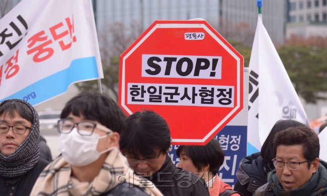 [사진=대학생겨레하나와 평화나비네트워크,희망나비 등 한일 일본군 '위안부' 합의무효를 위한 대학생대책위원회 소속 단체 회원들이  정부서울청사 앞에서 24시간 긴급농성을 하는중 22일 오전 집회를 열어 가서명상태인 '한일 군사정보보호협정'의 국무회의통과를 반대하는 기자회견과 성명을 발표하고  항의표시로 계란을 던지는 퍼포먼스를 하였다. 정희조 기자/checho@heraldcorp.com]
